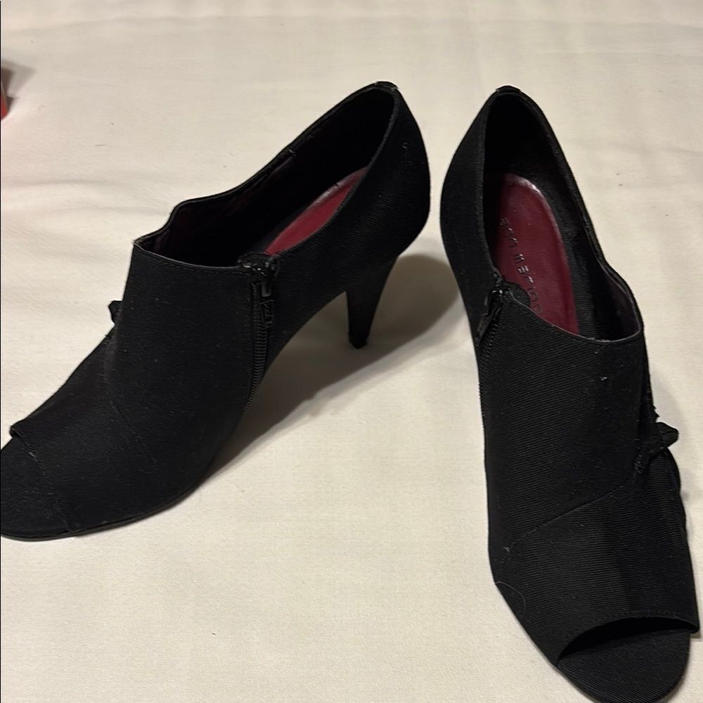 Ann Marino Black Heels with Open-Toe Design